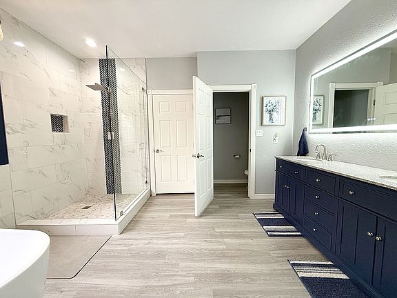 Master bath w/walking closet