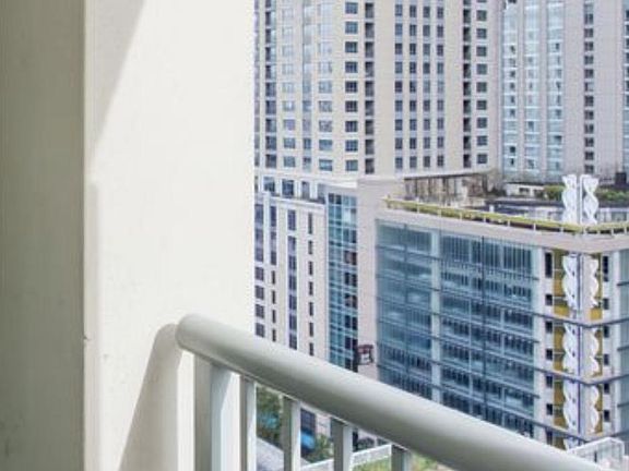3rd image of 345 N La Salle Dr APT 2003