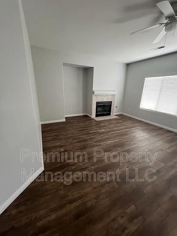 3 bed, 2.0 bath, 1748 sqft, $2,300 — Photo 3
