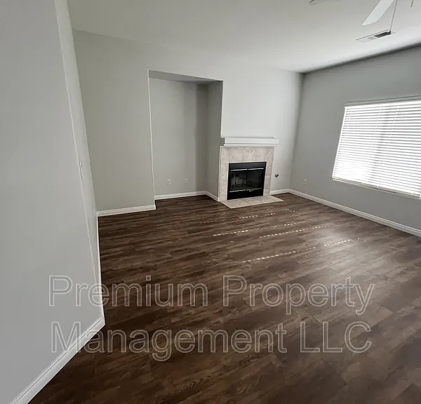 1003 Duxbury Ct — Photo 3
