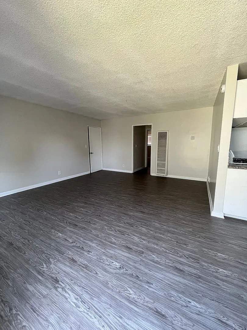 928 W Pine St — Photo 1