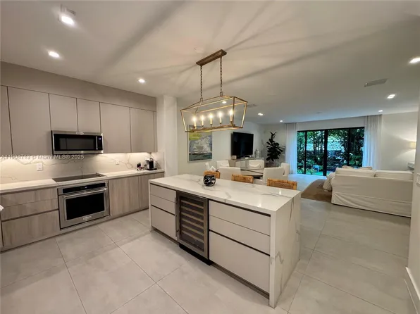 6824 SW 80th St, Miami, FL 33143