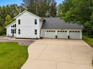 2785 Summerset Cir, Suamico, WI 54173