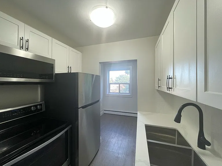 337 E 42nd St — Photo 5