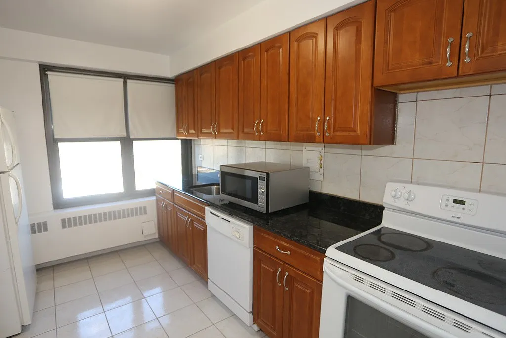 Fabulous 2 Bed, 1 Bath at Sheridan + Glenlake (Edgewater) — Photo 3