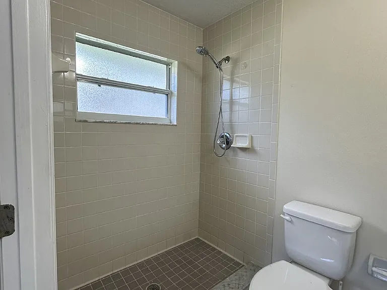 2074 Foxwood Dr — Photo 10