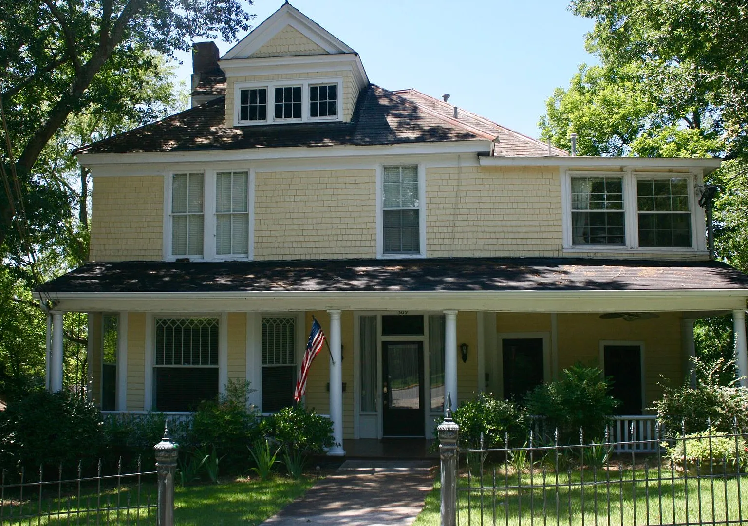 309 E 3rd — Photo 1