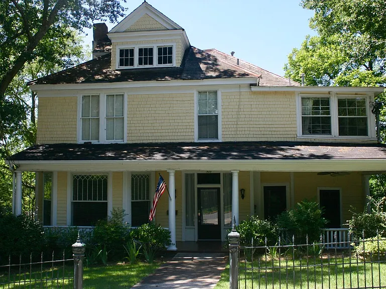 309 E 3rd St — Photo 1