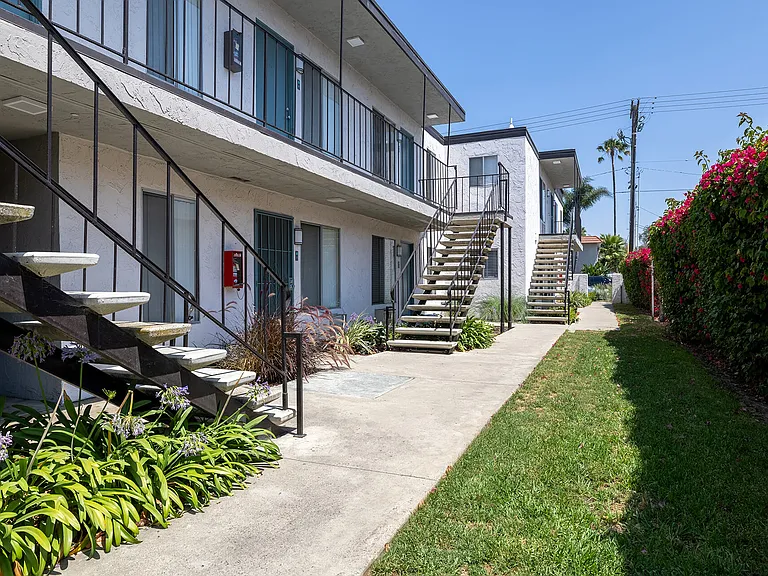Valle at 9061 Kenwood — Photo 6