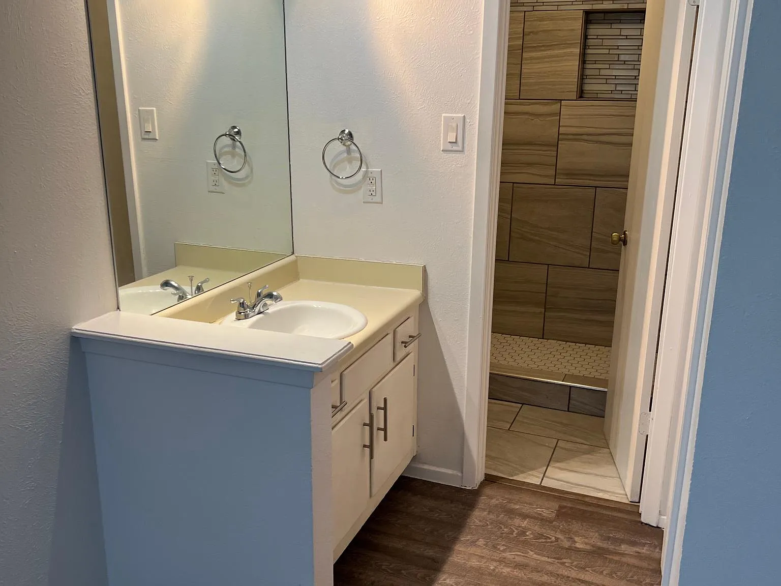 512 E Denton Dr — Photo 2