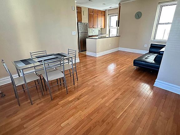 4th image of 2105 33rd St APT 2B