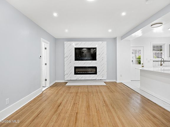 4th image of 979 Washington Avenue