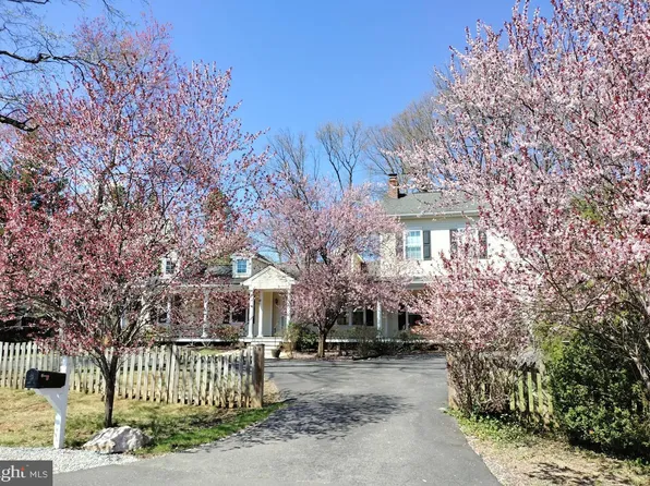 8220 Robey Ave, Annandale, VA 22003