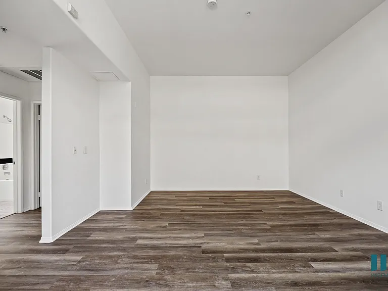 Studio Apartment with Bathroom and Vinyl Flooring