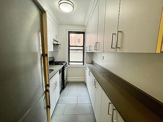 3rd image of 107 E 38th St #8J