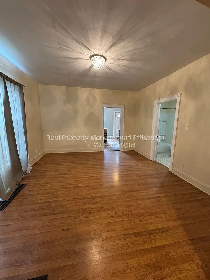 4 bed, 2.0 bath, 2100 sqft, $1,600 — Photo 4