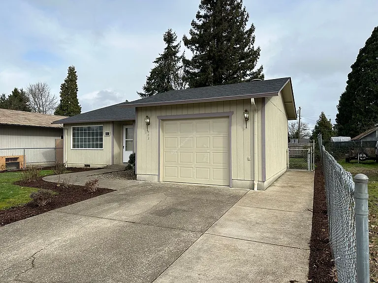 403 S 37th Pl — Photo 3