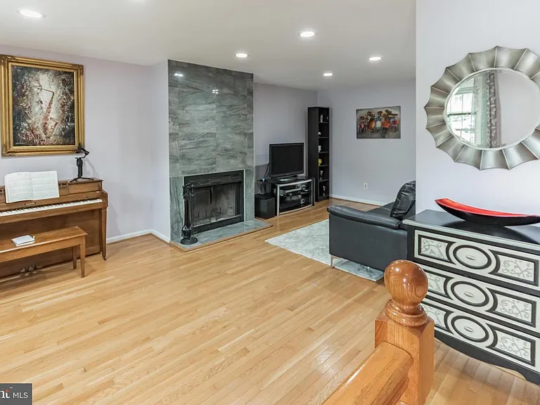 604 Hillary Ct — Photo 6