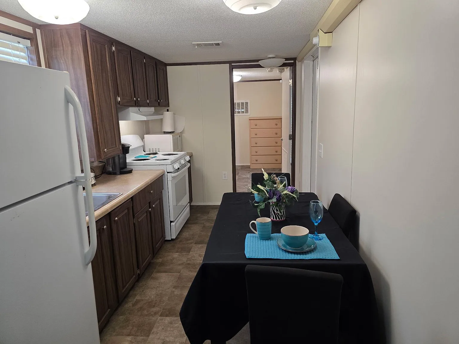 1 bed, 1.0 bath, 720 sqft, $910 — Photo 3