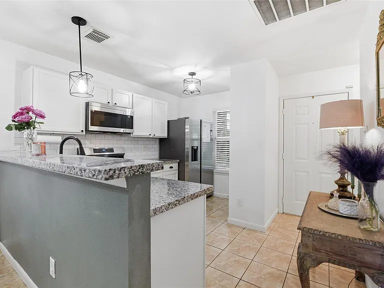 6136 Lone Prairie Way — Photo 4