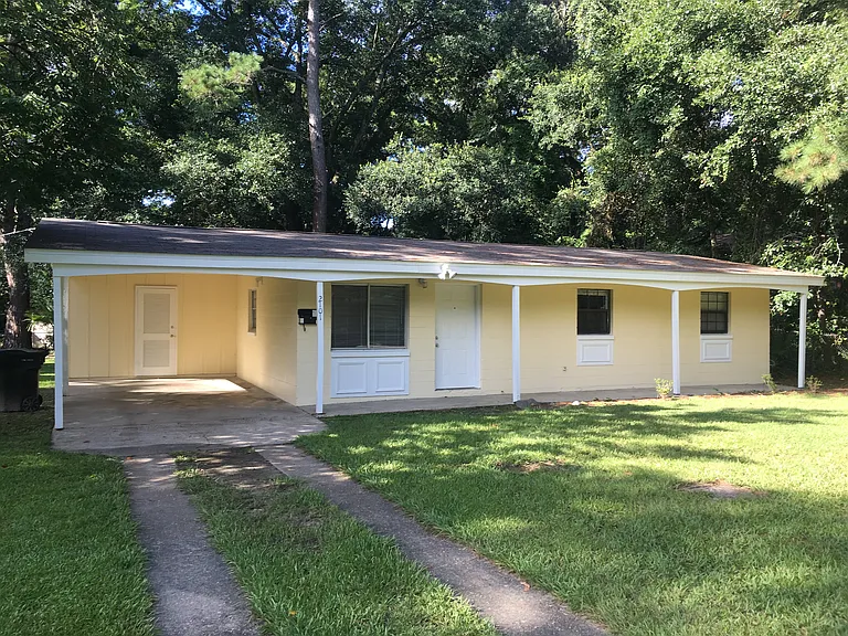 2101 Karen Ln — Photo 1