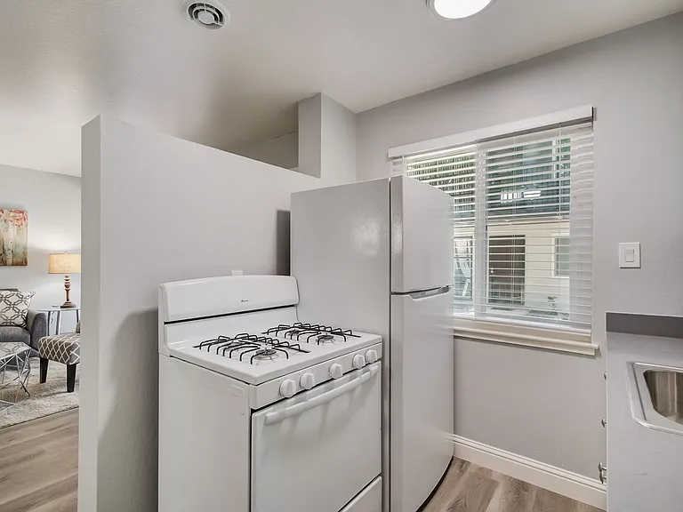 Sunset Crossings Apartments — Photo 10