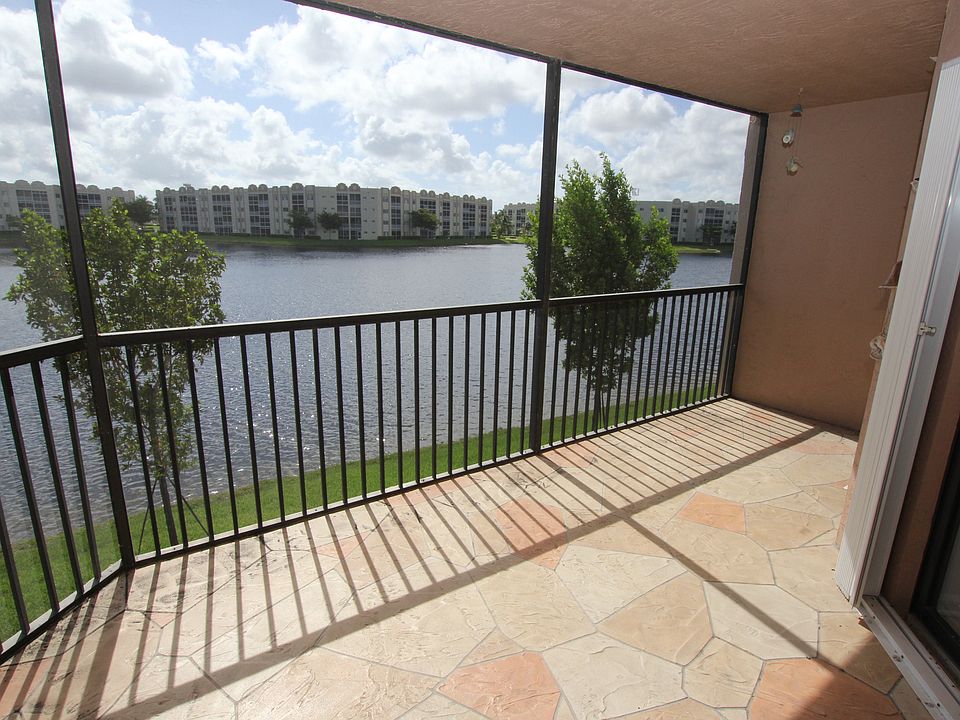 1st image of 7628 Fairfax Dr #201