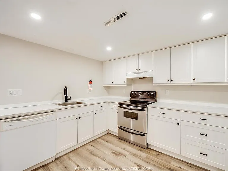 7105 Isabelle Ct — Photo 14