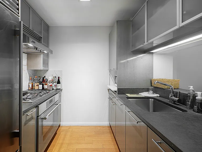200 Chambers St #5R — Photo 5