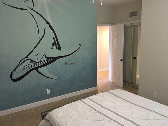 2nd bedroom with queen size bed