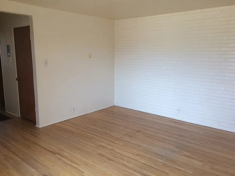 Charming Nob Hill 1 Bedroom with Private Garage — Photo 22