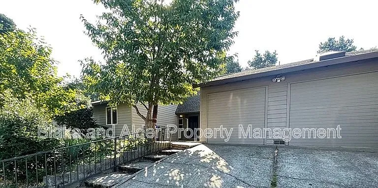 2410 SE 9th Ct — Photo 1