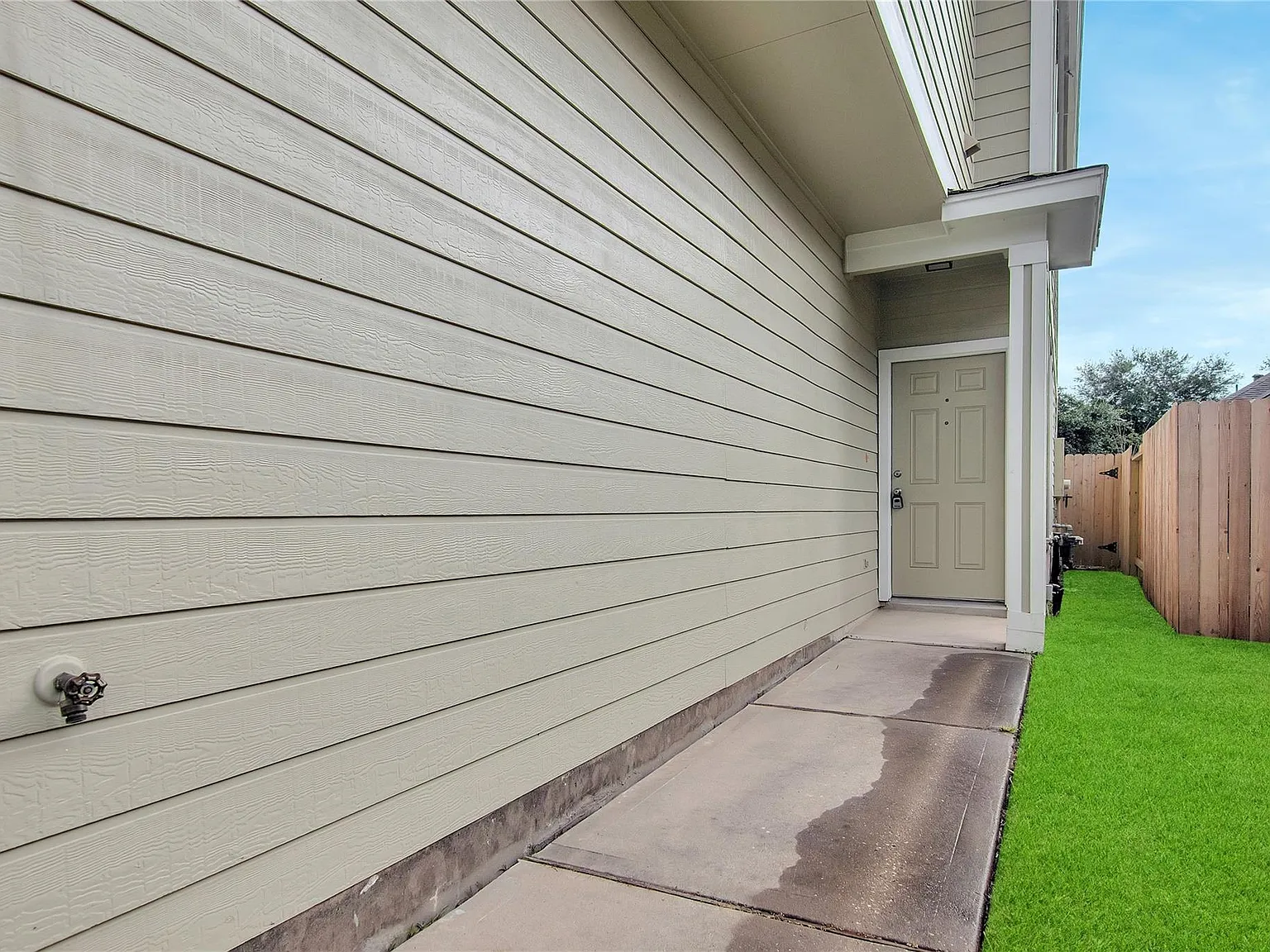 3 bed, 2.5 bath, 1726 sqft, $1,899 — Photo 3