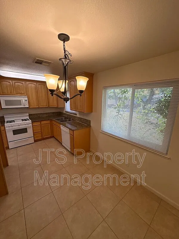 2 bed, 1.0 bath, 1015 sqft, $1,995 — Photo 3