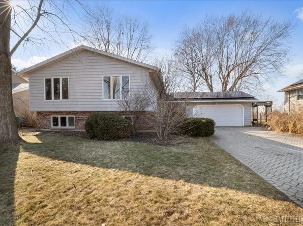 1018 Almond Dr, Aurora, IL 60506