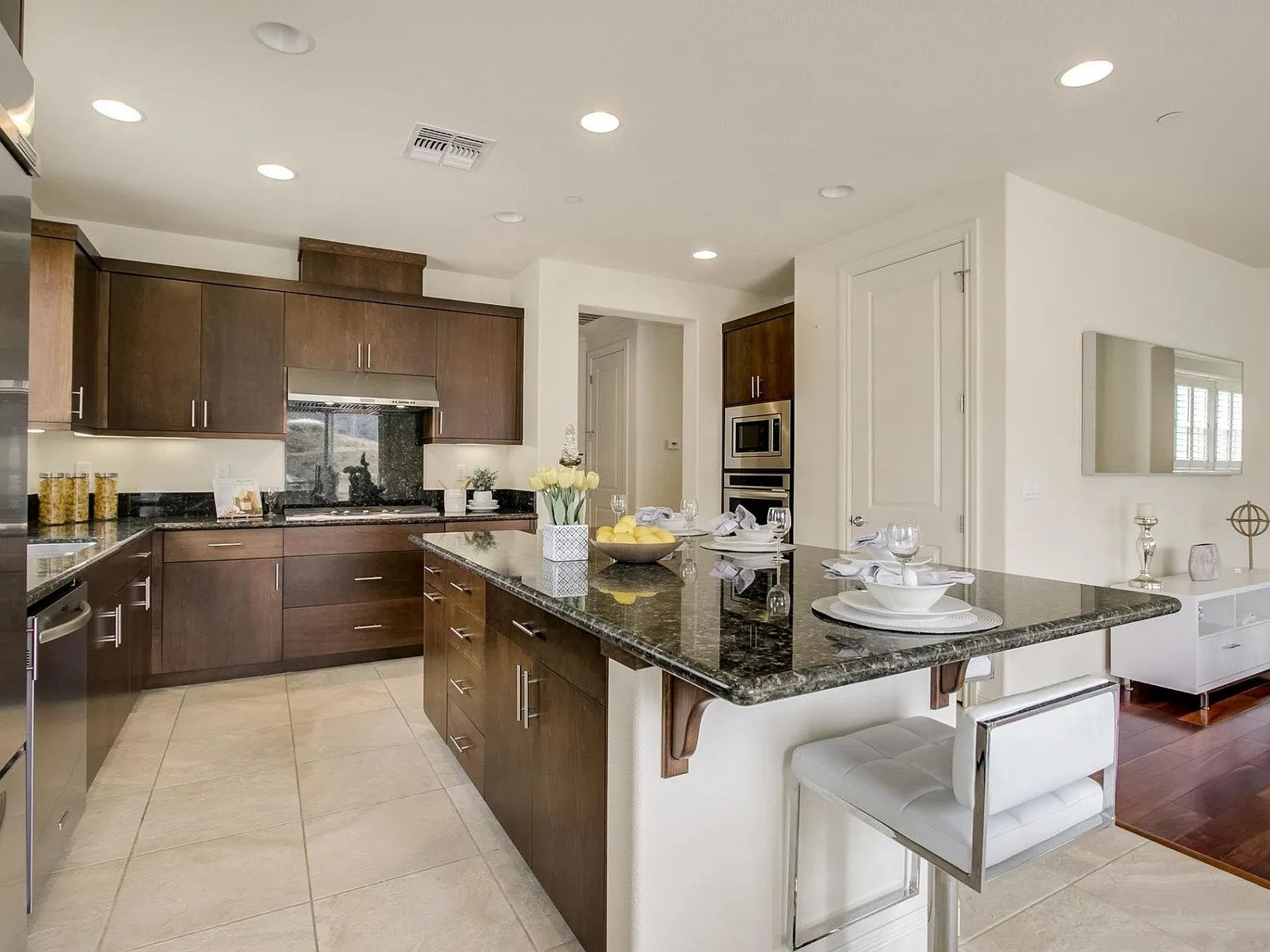 4 bed, 2.5 bath, 2900 sqft, $6,500 — Photo 3