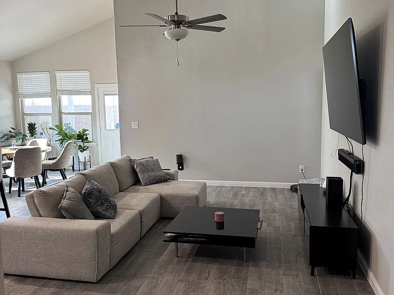 3212 Mearns Ct — Photo 2