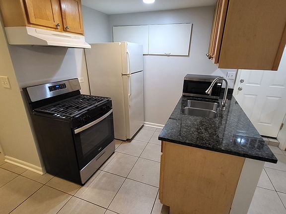 3rd image of 2417 W Lyndale St Unit B