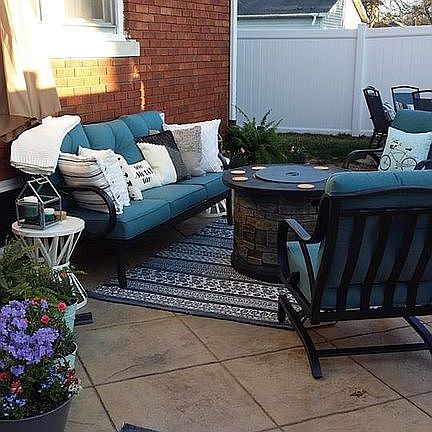 Patio w/privacy fence