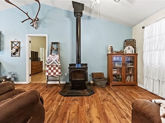 3rd image of 229 Ruby Ln