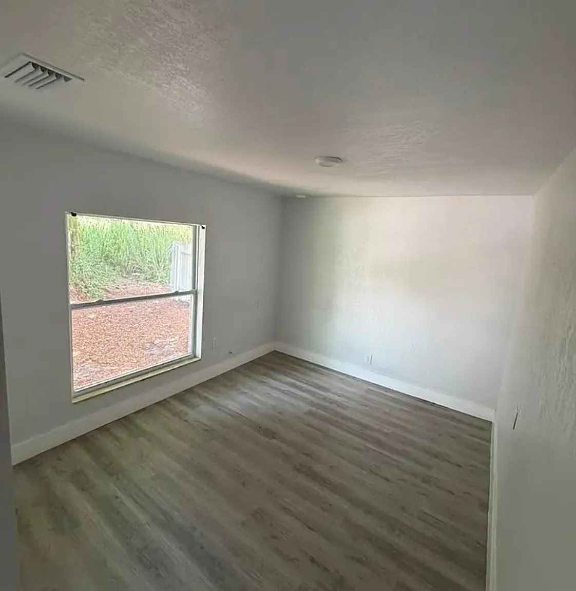 3 bed, 982 sqft, $2,000 — Photo 2
