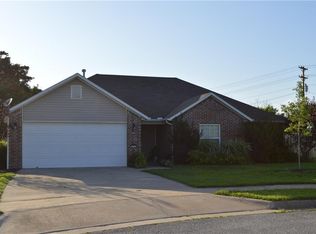 1563 S Tally Ho Dr, Fayetteville, AR 72701