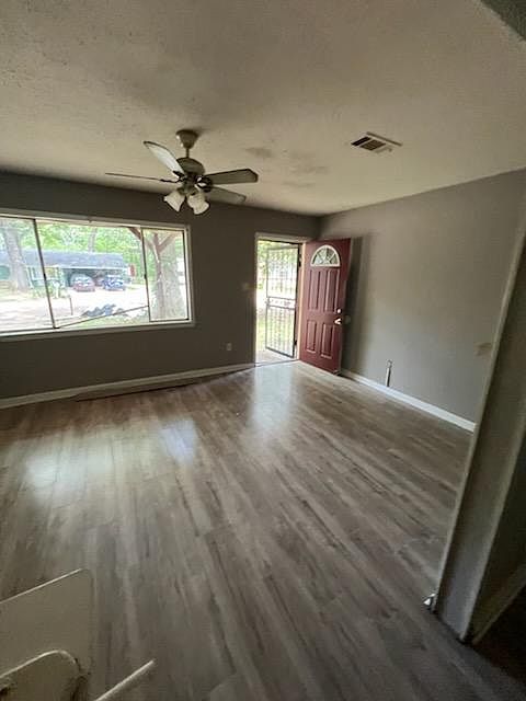 1st image of 3127 Woodville Cir