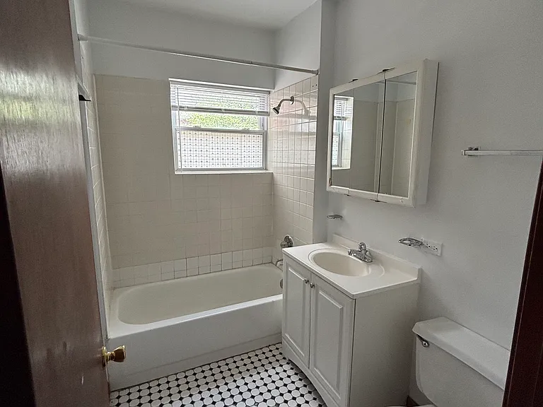 3159 W Argyle St #2B — Photo 6