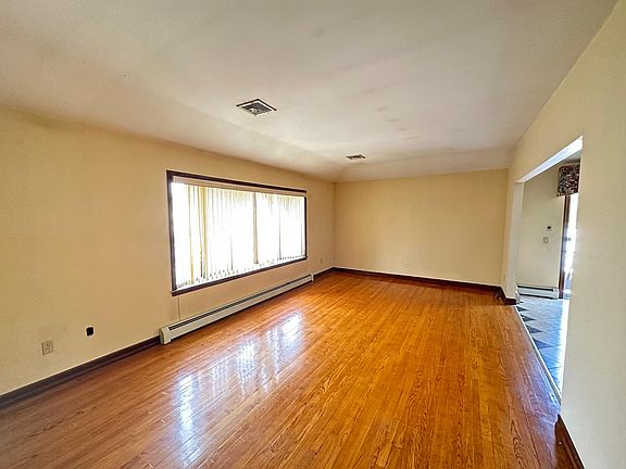 3rd image of 520 Clawson St Floor 1