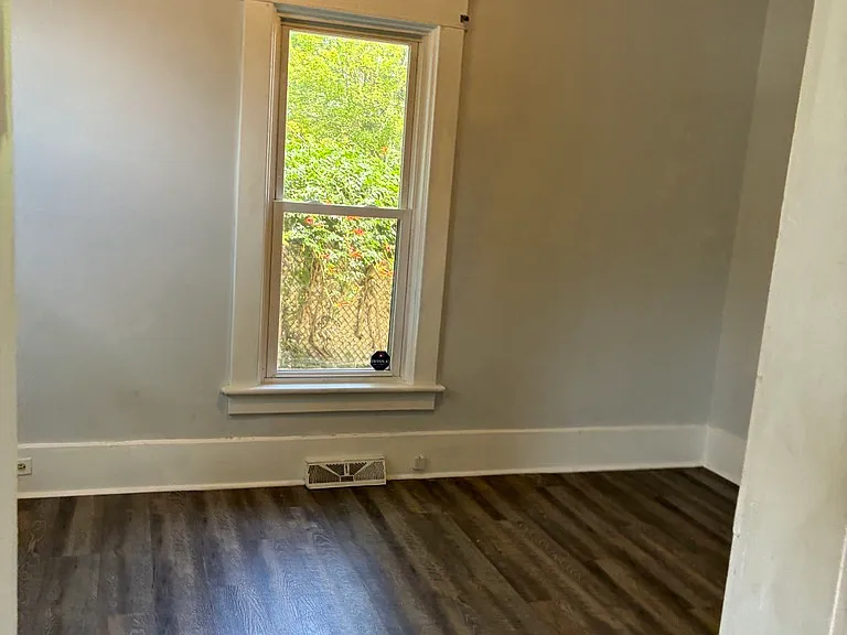 2212 Myrtle St — Photo 9