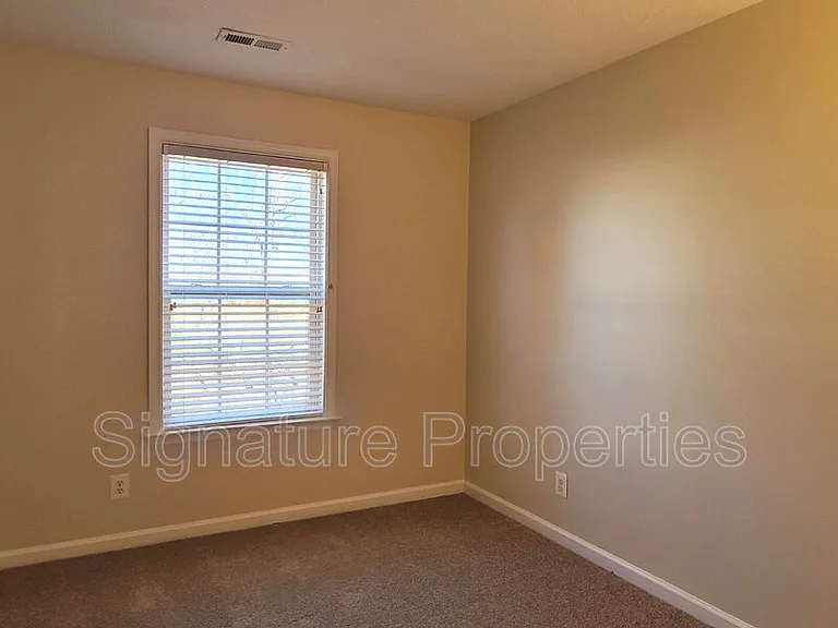 106 Regina Ln — Photo 24