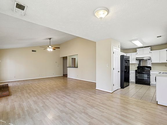 2nd image of 4695 Hampton Square Dr