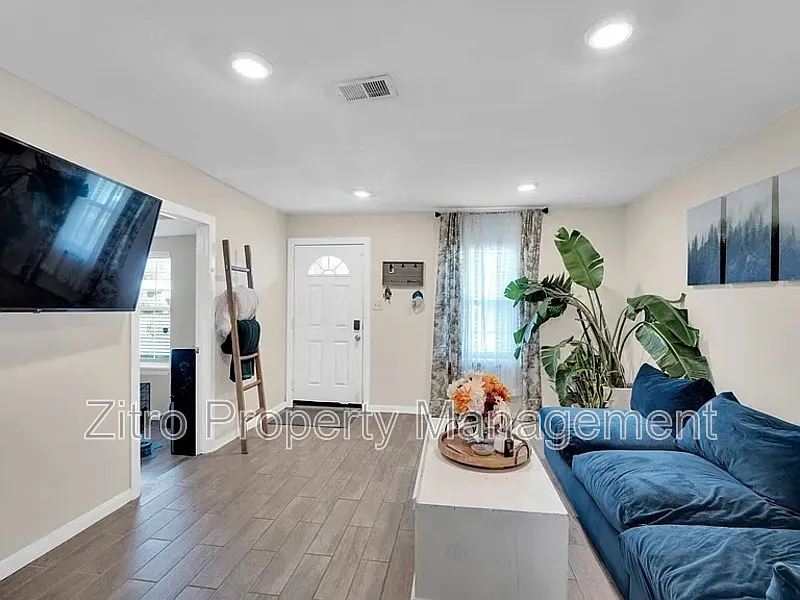 3 bed, 2.0 bath, 1083 sqft, $1,650 — Photo 3