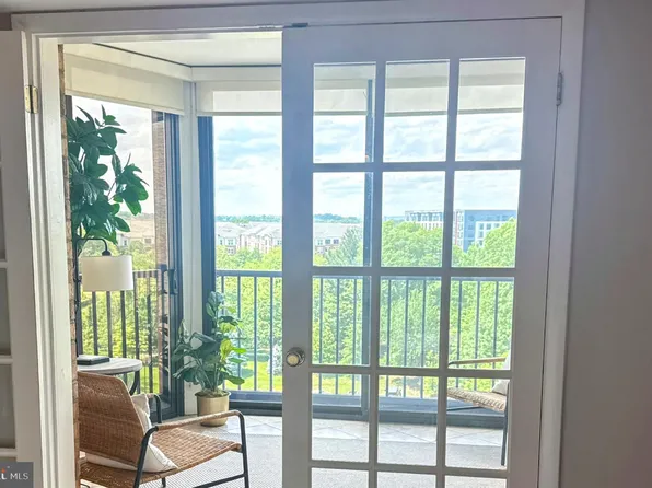 5902 Mount Eagle Dr APT 905, Alexandria, VA 22303